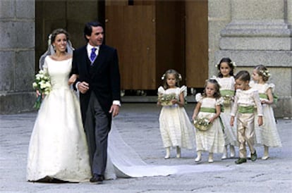 Ana Aznar llega del brazo de su padre, el presidente del Gobierno, a la basílica del monasterio de San Lorenzo de El Escorial. PLANO GENERAL - ESCENA