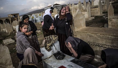 Yazidis choram seus mortos em cerimônia no cemitério de Lalish