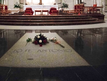 Tumba de José Antonio Primo de Rivera, en la basílica del Valle de los Caídos en 2018.