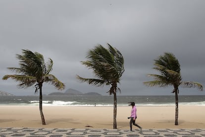 Una mujer camina en la playa de Ipanema durante la llegada de un frente frío con vientos de 80km/h el pasado martes 18 de julio de 2017, en Río de Janeiro (Brasil).