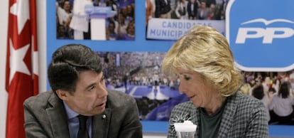 Esperanza Aguirre charla con Ignacio González durante la reunión del Comité de Dirección del PP de Madrid.