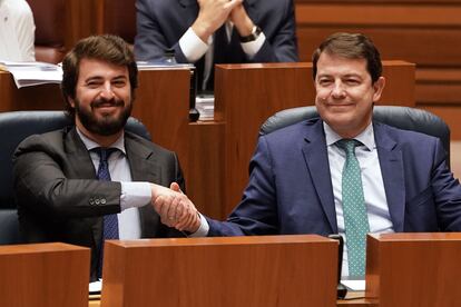 El presidente de la Junta de Castilla y León, Alfonso Fernández Mañueco, celebra con el entonces vicepresidente Juan García-Gallardo la aprobación de la Ley de Presupuestos para 2024 el pasado abril.