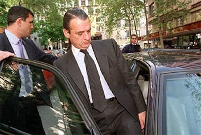 Mario Conde, tras una comparecencia en la Audiencia Nacional en abril de 2000.