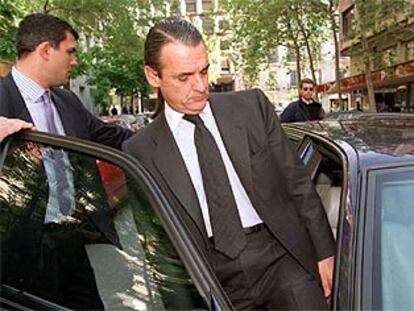 Mario Conde, tras una comparecencia en la Audiencia Nacional en abril de 2000.
