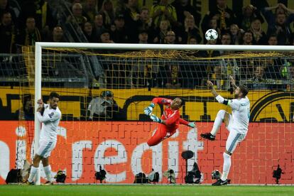 El defensa del Real Madrid, Sergio Ramos, despeja un balón aéreo tras una ocasión del Borussia.