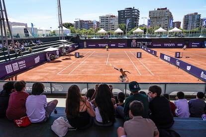 El público observa un partido de tenis en silla del TRAM Barcelona Open.