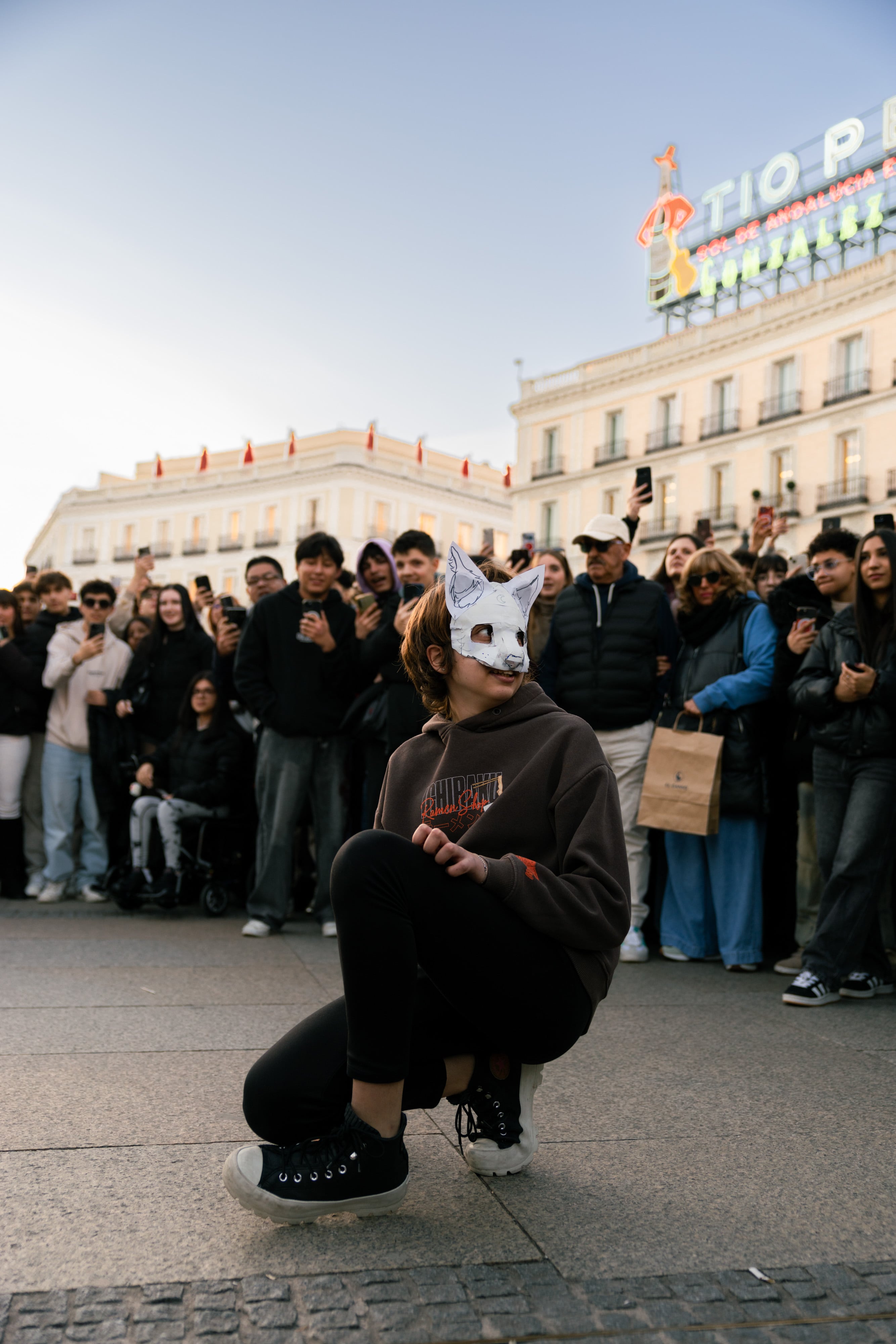 Un chico con una máscara de animal en Madrid, el sábado.
