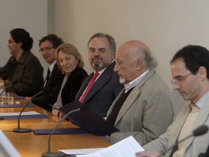 De izquierda a derecha, Juan Gabriel Vásquez, Gerardo Herrero, Soledad Puértolas, Ignacio Polanco, Manuel Vicent, Juan Miguel Salvador y Juan González.