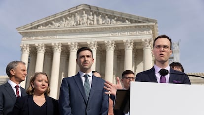 Representantes de la asociación que defendía a las redes sociales, ante el Tribunal Supremo de Estados Unidos, en Washington, en febrero pasado.