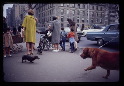 Fotografía de Garry Winogrand de una calle de Nueva York (ca. 1967).