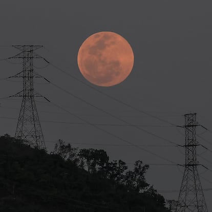 Al atardecer del día 15 de mayo la luna cae sobre el famoso parque nacional El Ávila en Caracas, Venezuela. 