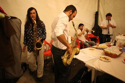 Jorge Pardo junto a varios miembros de la Original Jazz Orquesta preparándose antes de subir al escenario.