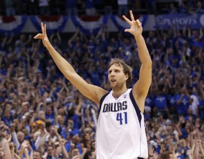 Nowitzki celebra la clasificación para la final de la NBA ante Oklahoma.