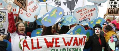 Grupos ecologistas se manifestaban este sábado en París, durante la última jornada de la cumbre del clima.