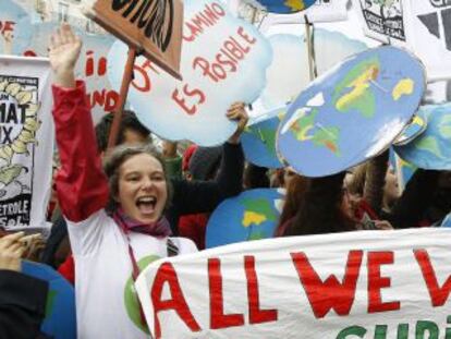 Grups ecologistes es manifestaven aquest dissabte a París, durant l'última jornada del Cimera del Clima.