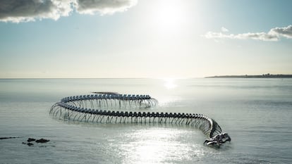 La espectacular "serpiente del océano", Serpent d'océan, de Huan Yong Ping, en el estuario del Loira en Nantes (Francia).