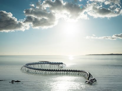 La espectacular "serpiente del océano", Serpent d'océan, de Huan Yong Ping, en el estuario del Loira en Nantes (Francia).