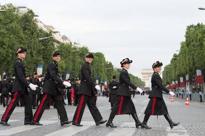 Estudiantes de la Escuela Politécnica desfilando en la avenida de los Campos Elíseos en París, Francia.