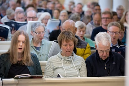 El público canta un coral en el concierto ofrecido por la Camerata Lipsiensis y el Bach Cantata Choir Portland, el martes por la tarde en la Nikolaikirche.