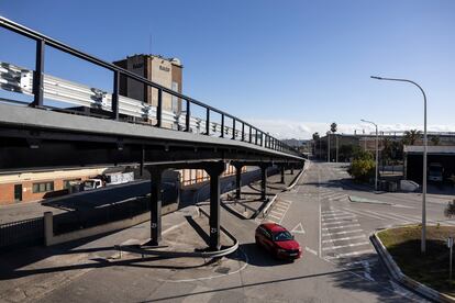 Puente en la calle Feixa Llarga del polígono industrial de la Zona Franca, cuyas obras quedaron desiertas por el precio al que se licitaron.