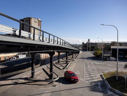 Puente en la calle Feixa Llarga del polígono industrial de la Zona Franca, cuyas obras quedaron desiertas por el precio al que se licitaron.