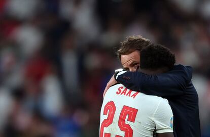 Gareth Southgate abraza a Bukayo Saka, que falló el último penalti de Inglaterra.