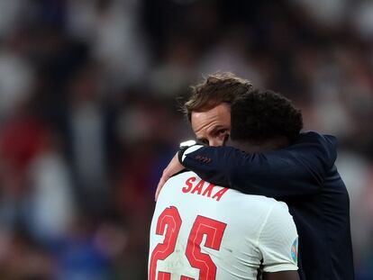 Gareth Southgate abraza a Bukayo Saka, que falló el último penalti de Inglaterra.