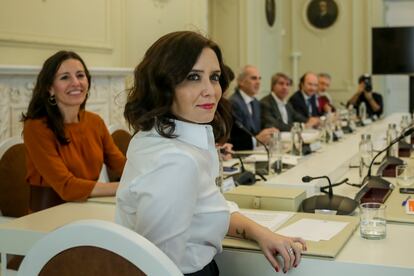 María Eugenia Carballedo, primera por la izquierda de Isabel Díaz Ayuso, durante el Consejo de Gobierno extraordinario por el coronavirus.