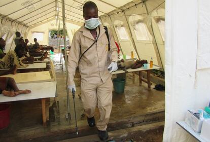 Un higienista desinfecta con agua clorada una de las tiendas montadas para albergar a pacientes durante la epidemia de cólera en Tete.