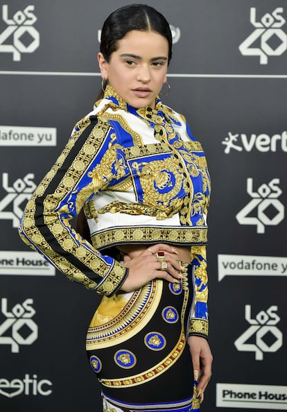 La cantante Rosalía, vestida con un Versace de aires toreros, a su llegada a la gala de 'Los40 Music Awards'.