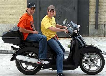 Juan José Ballesta, conduciendo la moto, y Jesús Carroza, en Sevilla.