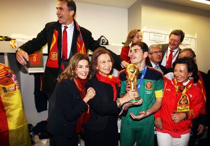 11 de julio de 2010. El capitán de la selección española de fútbol, Iker Casillas, junto a doña Sofía (sujetando la copa), los entonces príncipes de Asturias, Felipe de Borbón, y Letizia Ortiz y Ana Patricia Botín, en el vestuario tras el partido de la final de la Copa del Mundo de Fútbol de Sudáfrica 2010, donde España ganó a Holanda por 1- 0, en el estadio Soccer City, en Johanesburgo.