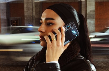 Chica con el teléfono nubia Neo 5 GT