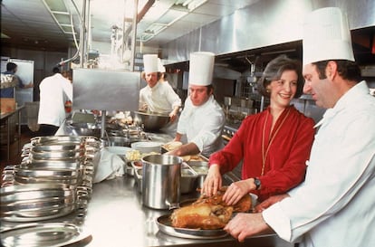 Barbara Kafka, responsable de la selección del menaje, charla con los chefs en la cocina del Windows of the World. |