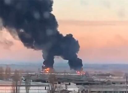 Aeropuerto militar de Kharkiv en llamas tras el ataque ruso.