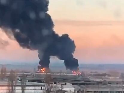 Aeropuerto militar de Kharkiv en llamas tras el ataque ruso.