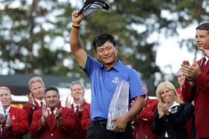 Choi, con el trofeo.