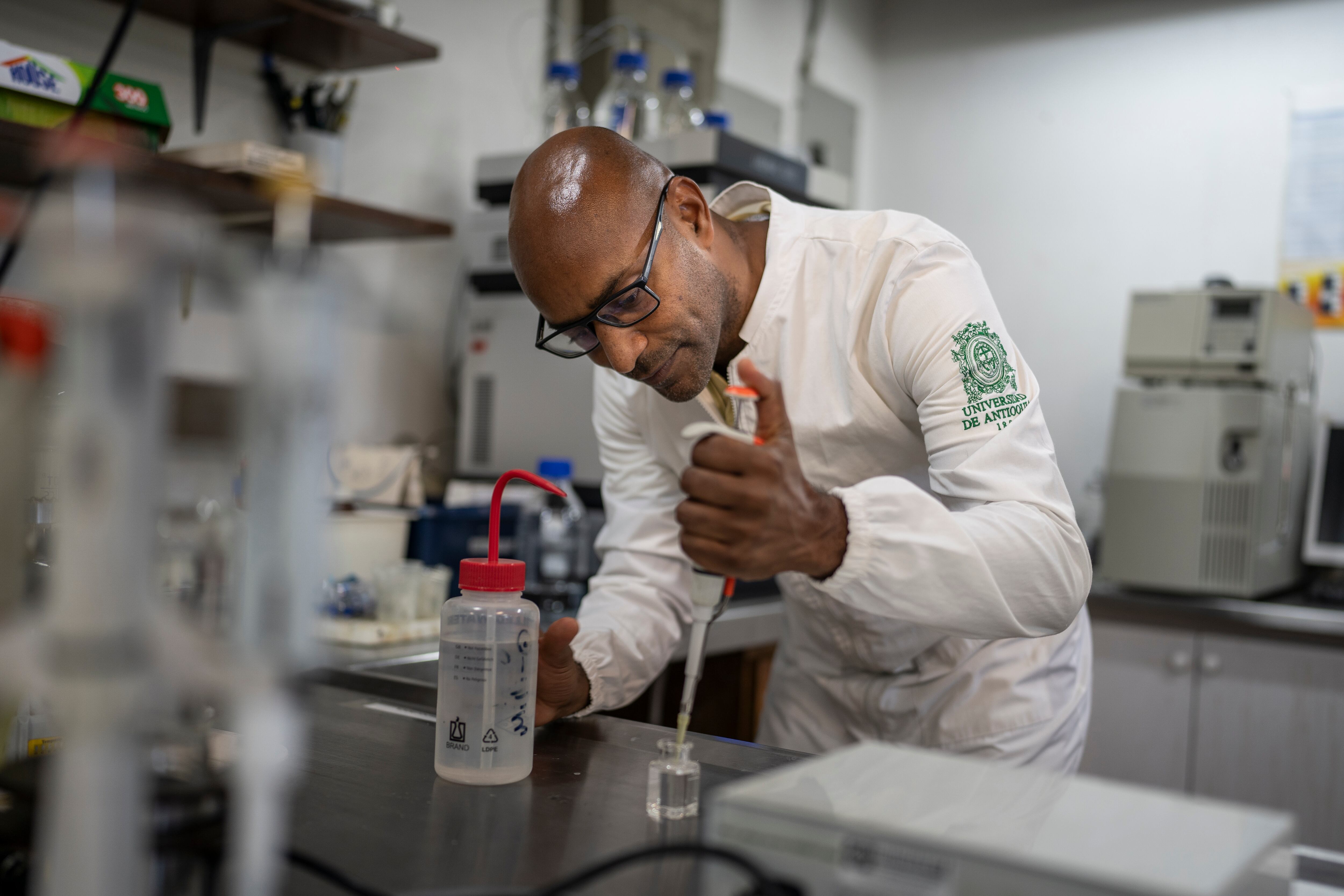 Ricardo Torres, coordinador del grupo de investigación Remediacion Ambiental y Biocatálisis, en el laboratorio de la Universidad de Antioquia,el 24 de enero del 2024, en Medellín.