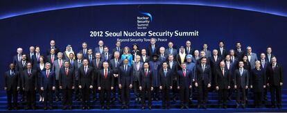 Foto de familia de la cumbre nuclear en Seúl.