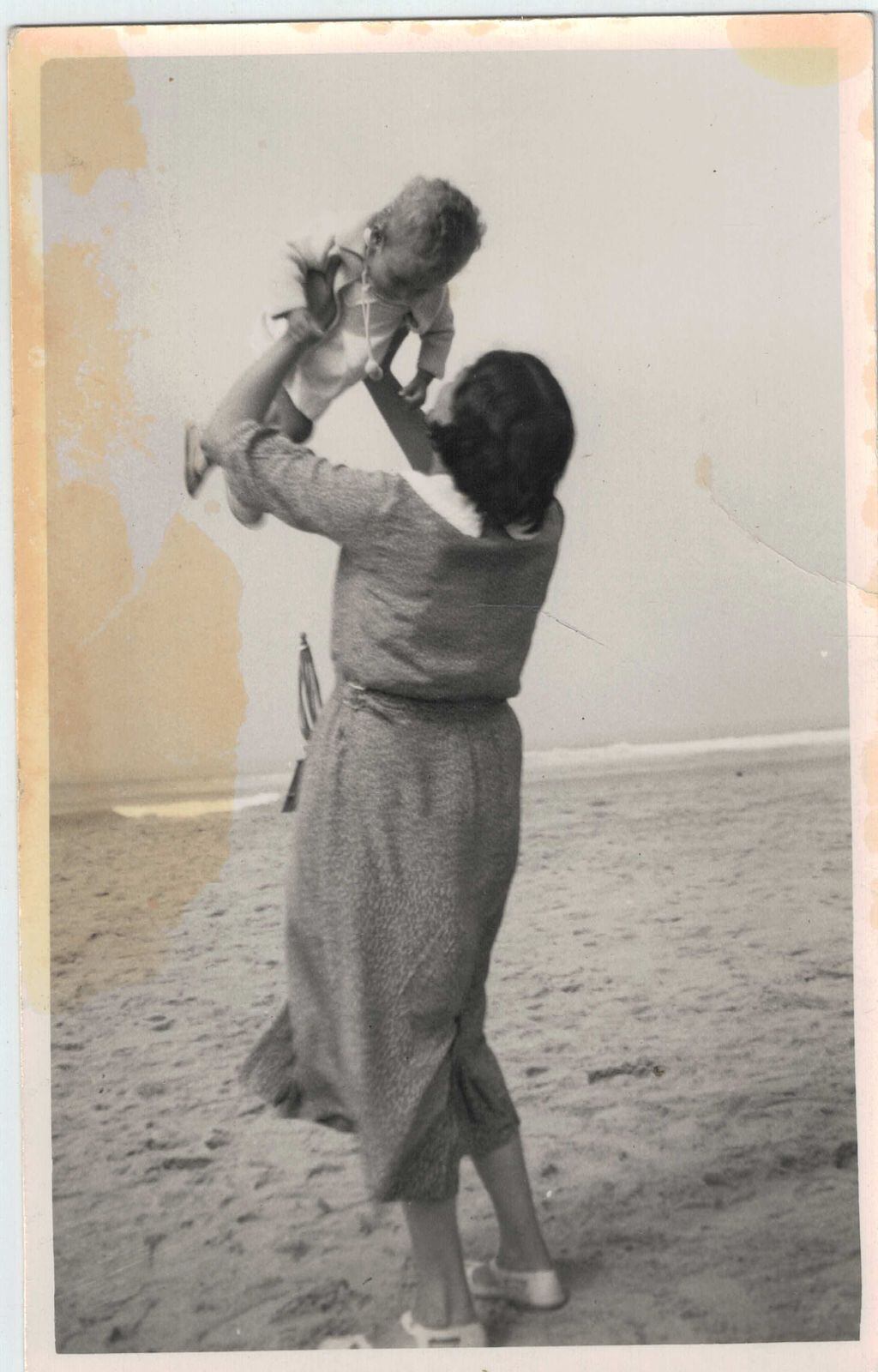 María Fernández Grandizo, con uno de sus hijos.