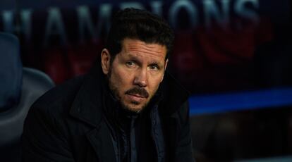 Simeone durante el partido contra el Barcelona en el Camp Nou. El Atlético terminó con diez.