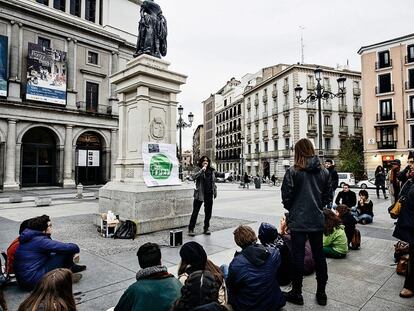 Moreno dando clases en el centro de Madrid en una jornada reivindicativa del pasado marzo.