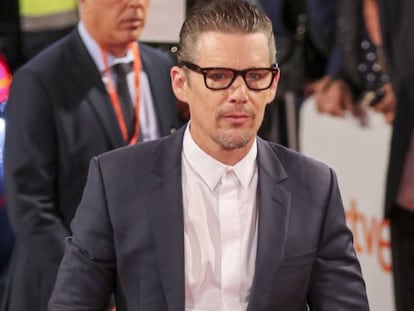 Desde hace unos años Ethan Hawke (46 años, EE.UU) se ha mimetizado con sus gafas de montura oscura. Y lo ha hecho de forma tan natural que es difícil determinar cuándo empezó su historia con el accesorio para la vista. Ethan Hawke es la prueba de que unas lentes bien elegidas pueden convertirse en el aliado perfecto.