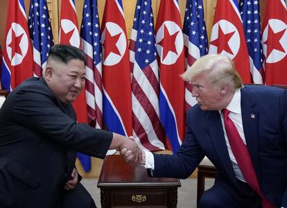La reunión entre ambos se prolongó mucho más de lo previsto. Se había especulado con que podría durar menos de 15 minutos, y acabó extendiéndose el triple, antes de que Trump y el presidente surcoreano -que se había desplazado con él en su visita a la DMZ- acompañaran a Kim a la línea de demarcación.