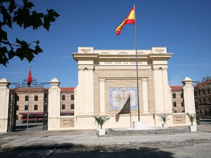 Entrada principal de la Academia Militar de Zaragoza en agosto de 2006. 