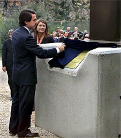 Aznar, ayer, en el momento de descubrir la placa del trasvase Júcar-Vinalopó en Cortes de Pallás.