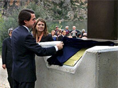 Aznar, ayer, en el momento de descubrir la placa del trasvase Júcar-Vinalopó en Cortes de Pallás.