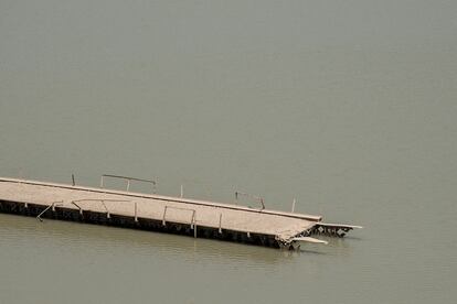 Un puente, que estaba sumergido bajo las aguas del embalse de Entrepeñas (Guadalajara), ha aflorado a la superficie ante la falta de agua. 