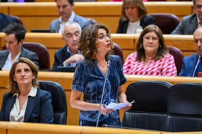 La vicepresidenta primera y ministra de Hacienda, María Jesús Montero, este martes en el pleno del Senado.