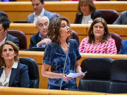 La vicepresidenta primera y ministra de Hacienda, María Jesús Montero, este martes en el pleno del Senado.